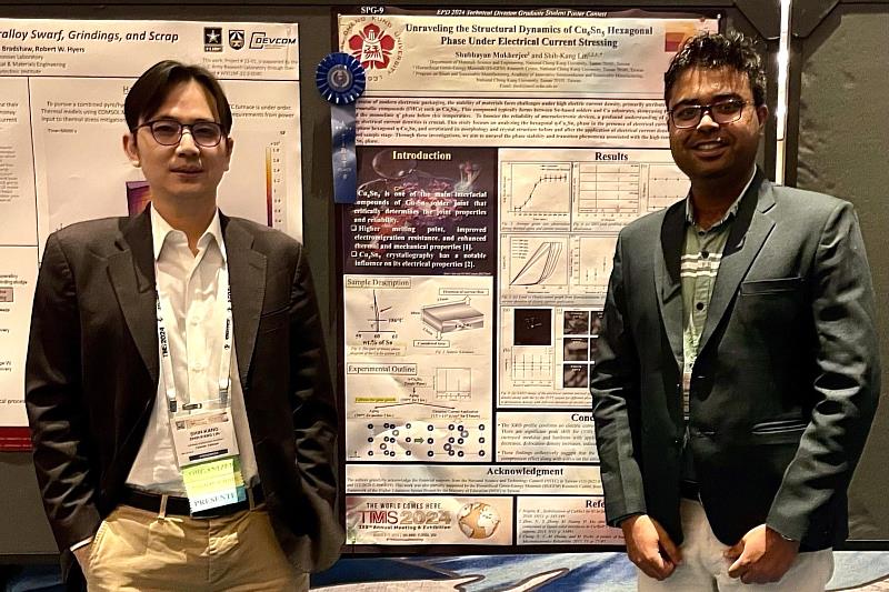 成大材料所博班印度籍學生Shubhayan Mukherjee（右）獲得「提煉製程領域」第一名，是臺灣第一位在TMS年會海報論文競賽獲獎的國際學生。