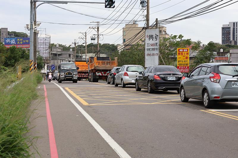 褒忠路僅雙向2車道，經常塞車回堵。