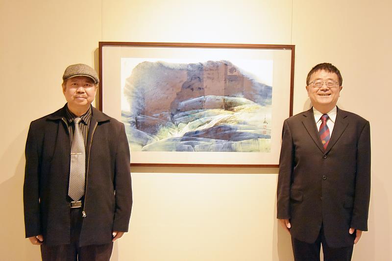 王俊盛教授（左）捐贈墨彩創作「清音」，供中興大學藝術中心典藏