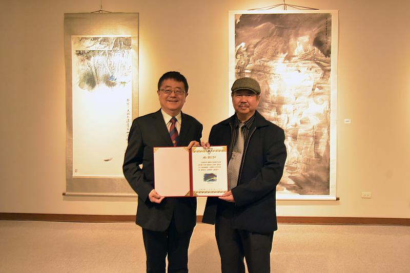 詹富智校長（左）頒贈感謝狀給王俊盛教授