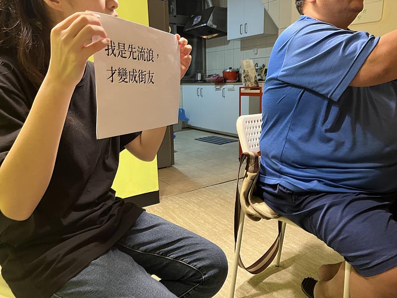 在百味家屋住宿據點的住民大會中，住民互相分享彼此過往的經歷。