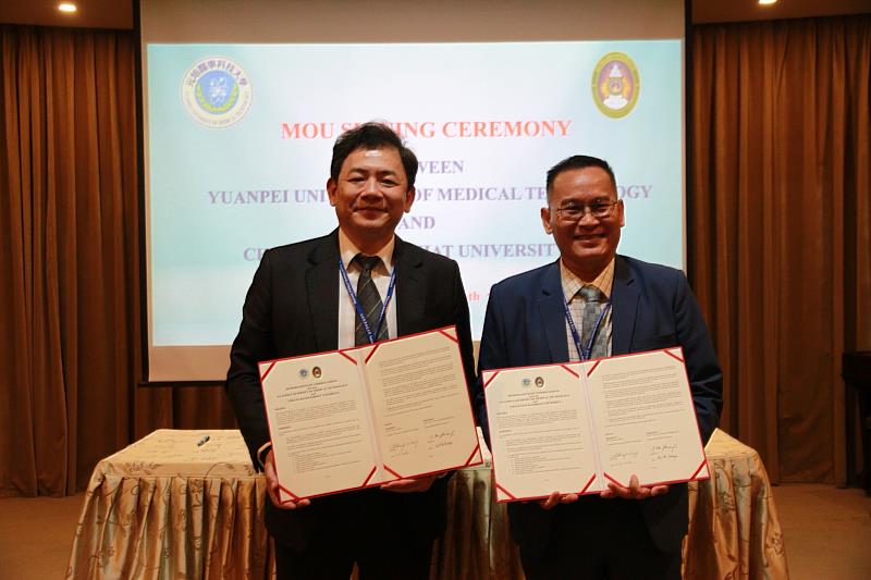元培王綮慷校長(左)與泰國清萊皇家大學校長代表簽定雙方合作協議