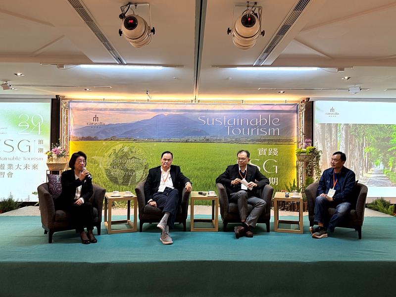李俊鴻永續長（右2）擔任引言人，與黃能富教授（右1）、蘇成田副會長（左2）、尹純綢董事長（左1）進行了精彩的對談。