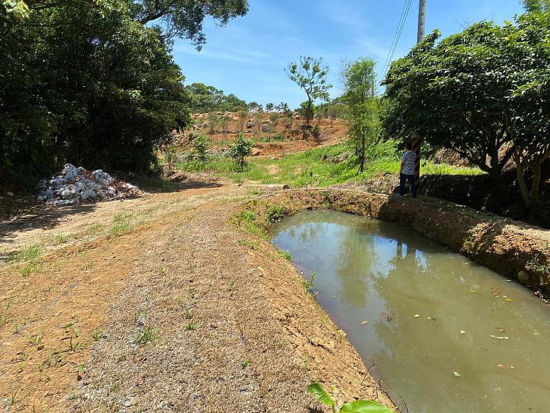 水土保持技師建議設置農用蓄水池以便儲留水源，增進農地水源涵養並達到種植樹木之目的