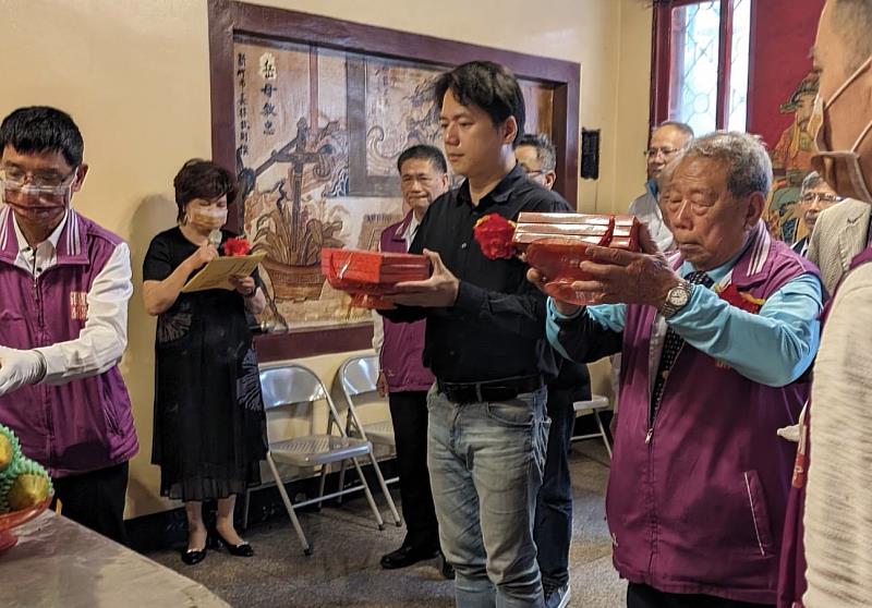 邱副市長遵循古禮行六獻禮恭賀聖誕千秋，並保佑新竹市政昌隆。