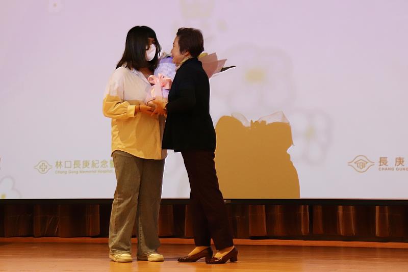 2024長庚追思大會受贈者代表饒女士(圖右)獻花給器捐家屬代表潘同學(圖左)。