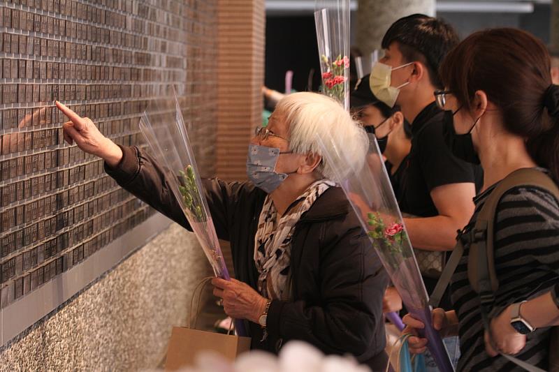 捐贈者家屬在長庚大學「遺愛人間」紀念牌獻花追思。