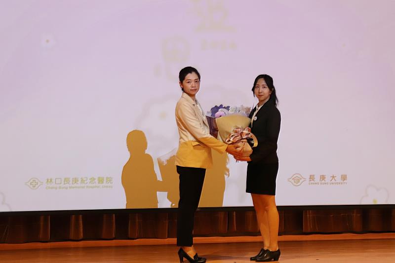 長庚大學中醫系謝同學(圖右)代表醫學生獻花給大體老師家屬代表黃女士(圖左)。