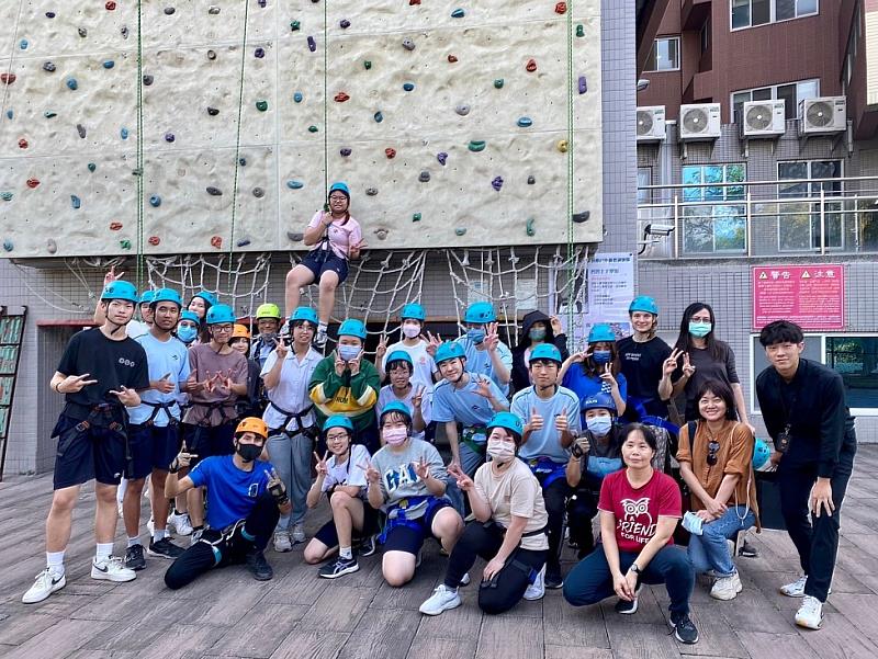 新莊高中師生開心參與雙語攀岩活動，體驗沉浸式教學環境