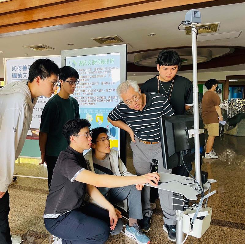 電機系許汯洧在疫情期間，發明「智慧型口罩辨識機」，實用的效能榮獲「綠點子國際發明暨設計競賽」銀牌肯定(照片來源：義守大學提供)。