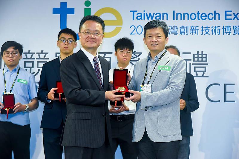 義守大學在發明競賽中更是大放異彩，在「2023台灣創新技術博覽會」，榮獲1金3銅的好成績(照片來源：義守大學提供)。