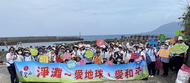 1、	200人的大淨灘，夥伴開心和淨灘成果合照。（靈鷲山佛教教團）