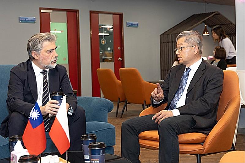 南臺科技大學校長吳誠文(右)與波蘭駐台北辦公室處長高則叡(左)之演講前談話情形。