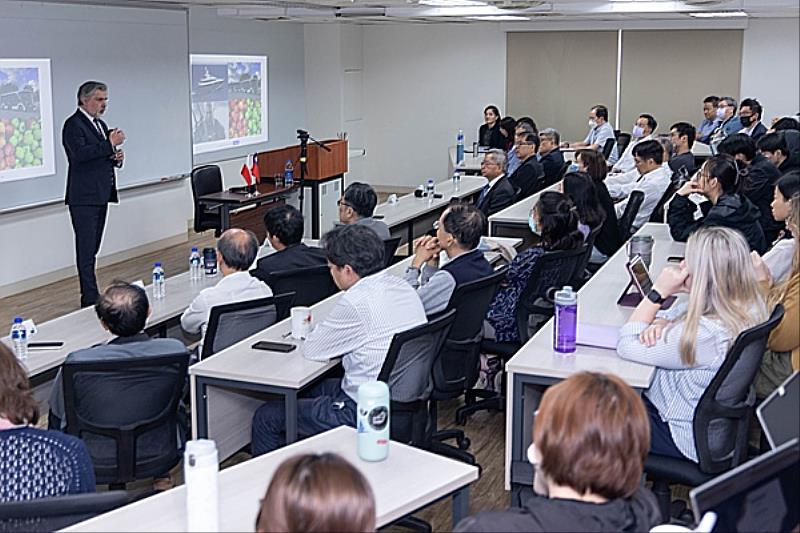 南臺科技大學辦理台灣-波蘭高教合作論壇之演講情形。