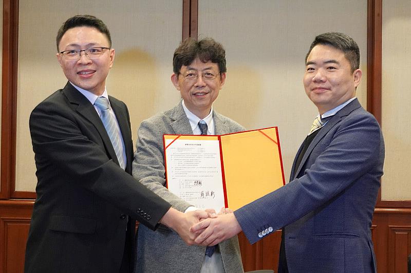 大葉大學方文昌校長(中)、優勝新能源再生科技股份有限公司許景翔董事長(左)、優勝處鋰科技股份有限公司蘇泫彰董事長(右)簽署三方合作備忘錄