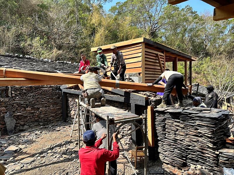 春日鄉隊員與部落村民合力修復石板屋