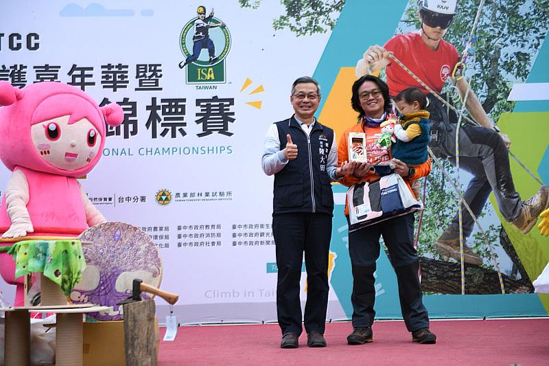 大葉大學休閒系校友李俊賢(右)在2024台灣TWTCC攀樹國際錦標賽獲頒三個第二名