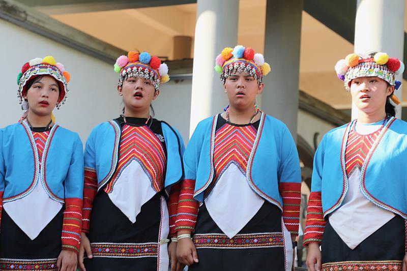 草草戲劇節高空走繩演出結合鄒族學生演唱 獲現場熱烈掌聲