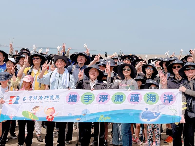 台經院為落實ESG於3月23日舉辦「攜手護海洋淨灘活動」，並號召同仁及眷屬逾300多人前進桃園觀音海濱展開護海行動。