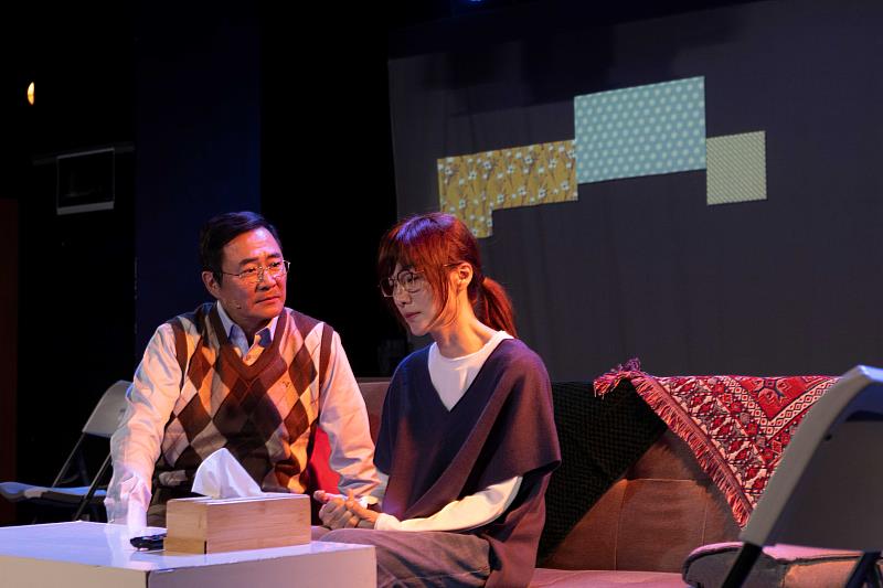 加入輕魔幻的「穿越」設定，陽靚（右）與湯志偉（左）在劇中有許多逗趣又感人的互動橋段。
