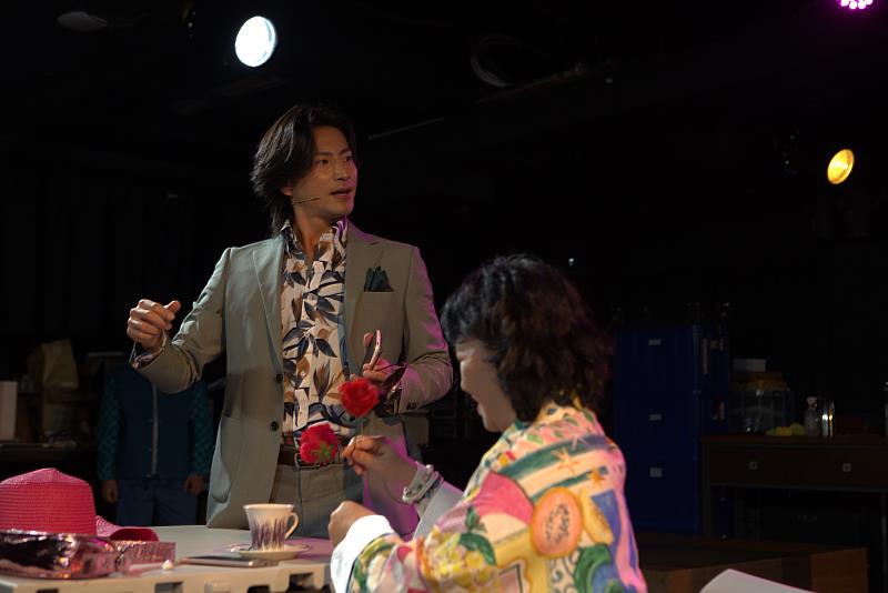 日籍演員福地祐介，飾演媽媽的異國約會對象。