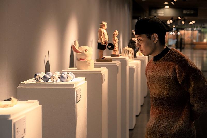 鶯歌陶瓷博物館則呈現多元複合型態的立體作品，每一件作品都以獨特的姿態重新佈置，向民眾展現當代藝術的無限可能性
