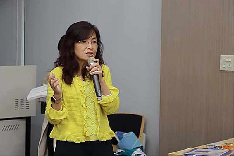 由南臺科大青銀共創USR陳美珠副教授擔任論壇主持人，主持Q&A活動。