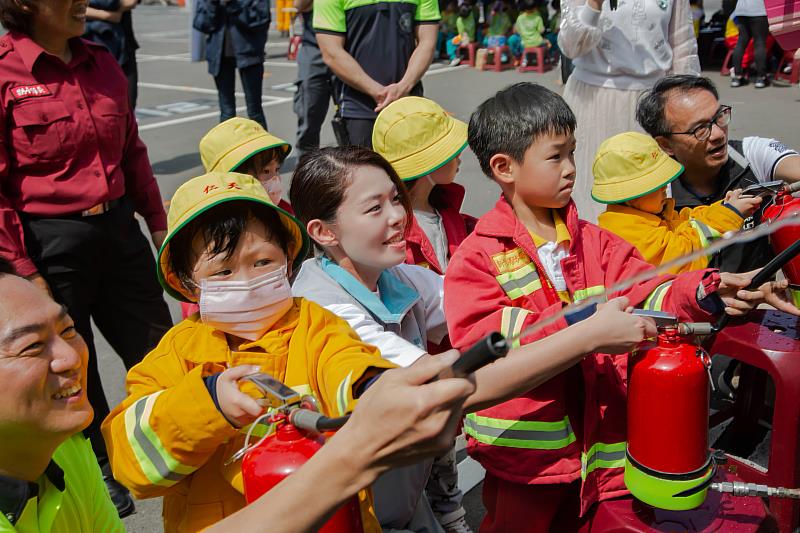 高市長與孩子們進行「背水一戰」射水救火體驗