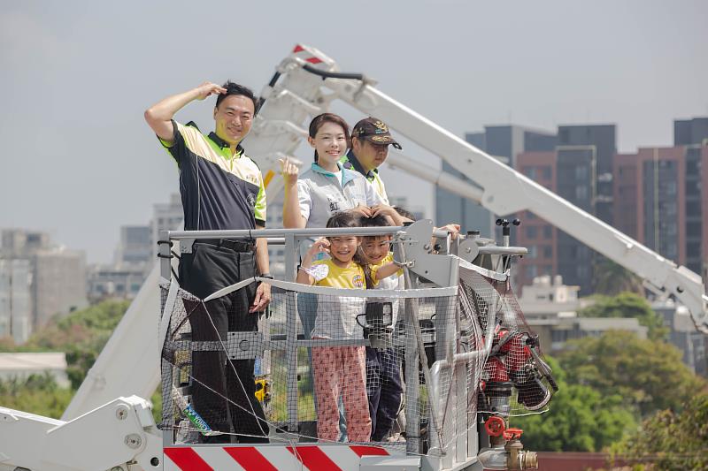 高市長與孩子們搭乘消防雲梯車