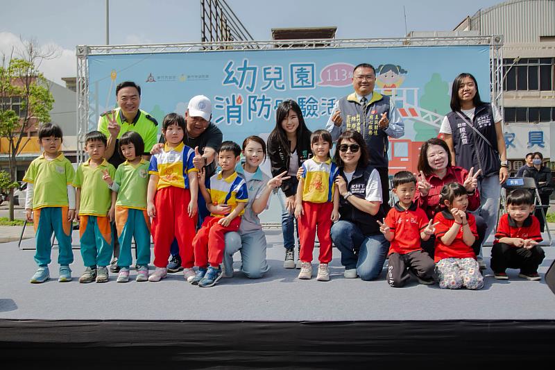 新竹市政府舉辦幼兒園消防體驗活動，市長高虹安與孩子們合影