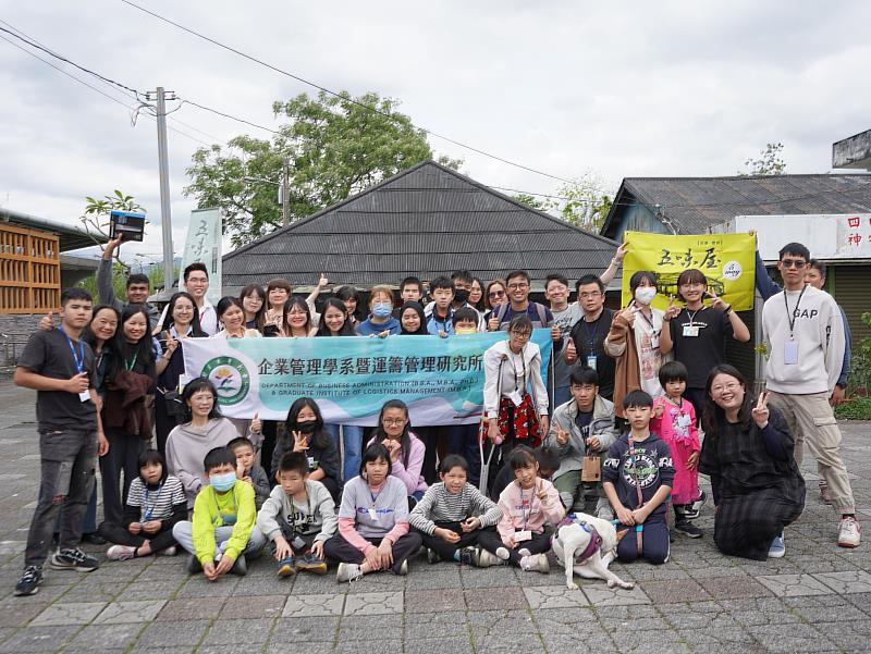 五味屋孩子與東華國際生、協力同學、夥伴全體於五味屋前大合照。