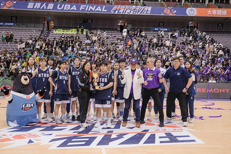 臺北商業大學女子籃球代表隊，拿下大專籃球聯賽公開二級女子組亞軍。