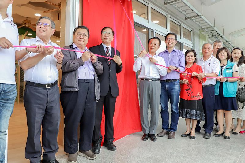 傑出校友回饋母校 中埔鄉中山國小圖書館重修揭牌-2