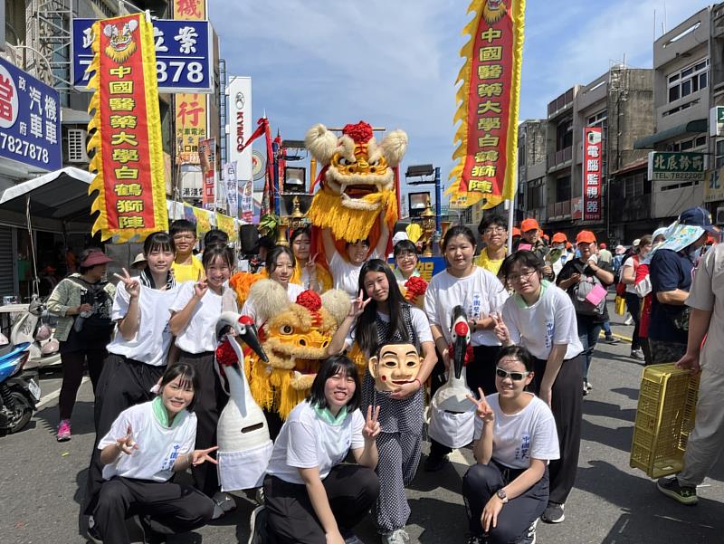 中國醫藥大學學生社團白鶴獅陣社是今年白沙屯媽祖進香活動亮點之一。