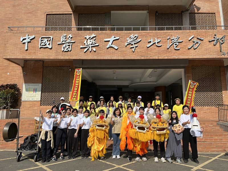 楊賢惠主任帶領參與白沙屯媽祖進香活動的社團合影。