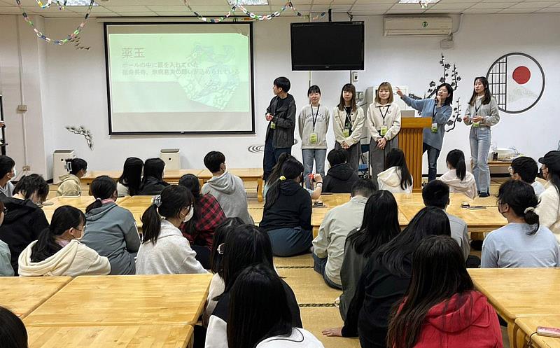 日本宮崎大學學生向台灣高中生介紹摺紙