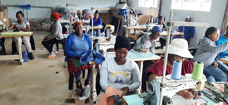 史瓦帝尼婦女於國家手工藝中心學習縫紉課程。