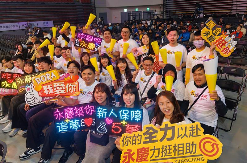 特別穿上「炸裂吧！永慶」的應援T-Shirt，永慶人展現最團結一致的精神。