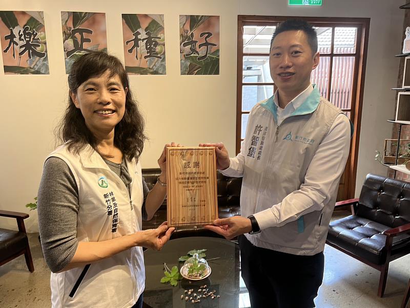 林業保育署分署長致贈認養牌給新竹市政府產業發展處