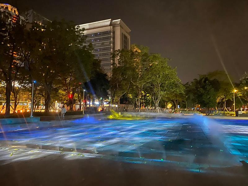 西側光影廣場夜景-光、水、影交織的靜謐城市氛圍