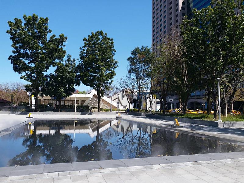 西側光影廣場日景-投影在水景鏡面的城市光景