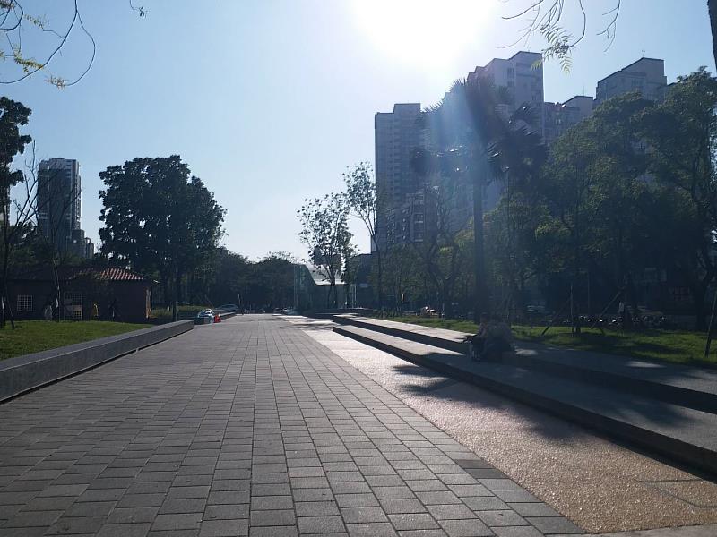 貫穿廣場西側的緩坡人行步道-規劃座階或坐或臥享受都市日光浴