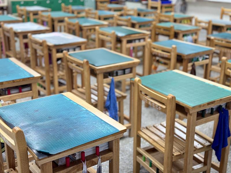 南寮國小教室課桌椅。
