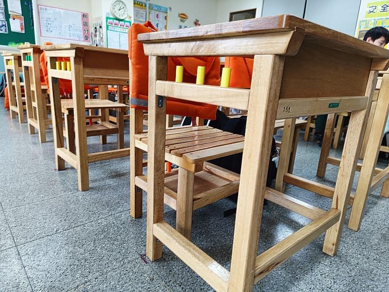 竹蓮國小教室課桌椅。
