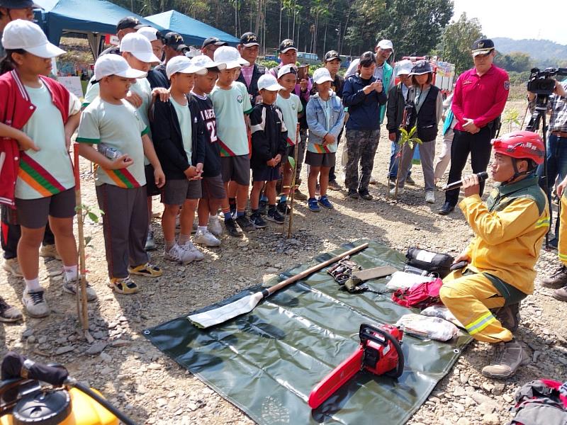 自然及保育署屏東分署同仁教導學童使用背負式水帶滅火2