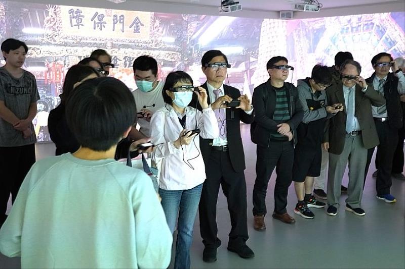 圖／眾人試戴AR眼鏡感受身歷其境新竹城隍廟的神奇。