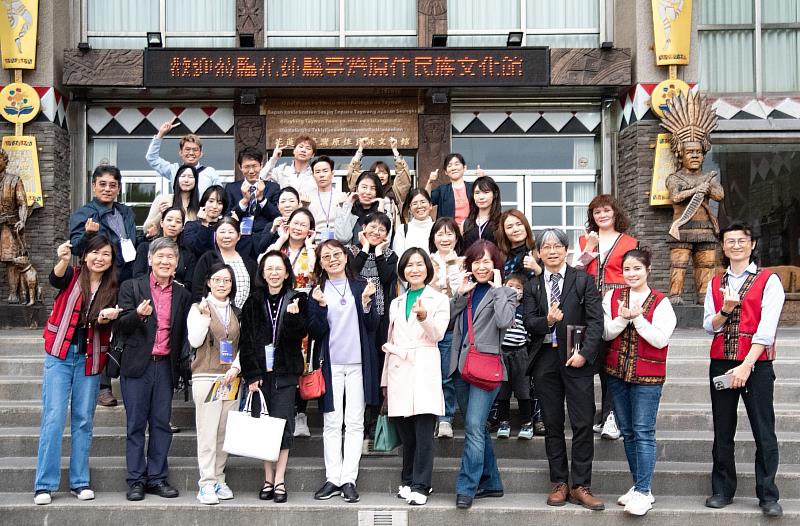 參與「2024亞太藝術與人文國際研討會」人員於臺灣原住民族文化館前合照。