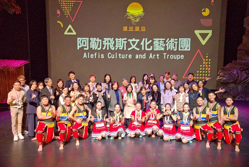 參與「2024亞太藝術與人文國際研討會」人員與阿勒飛斯舞團合照。
