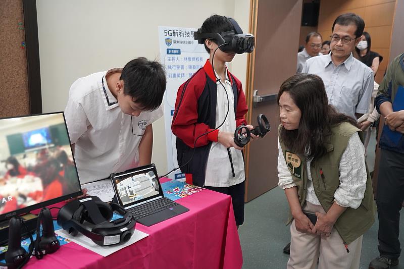 明正國中結合VR頭盔教學，帶領學子認識生活視角難以細緻觀察的知識情境。