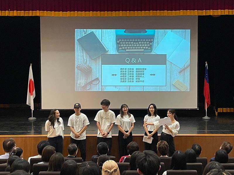 交流活動安排本校日籍留學生們讓日本師生提問